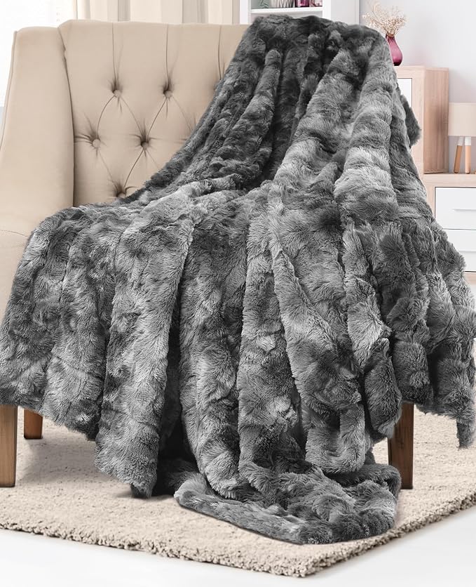 Everlasting Comfort Soft & Comfortable Gray Faux Fur Throw Blanket by EverlastingComfort